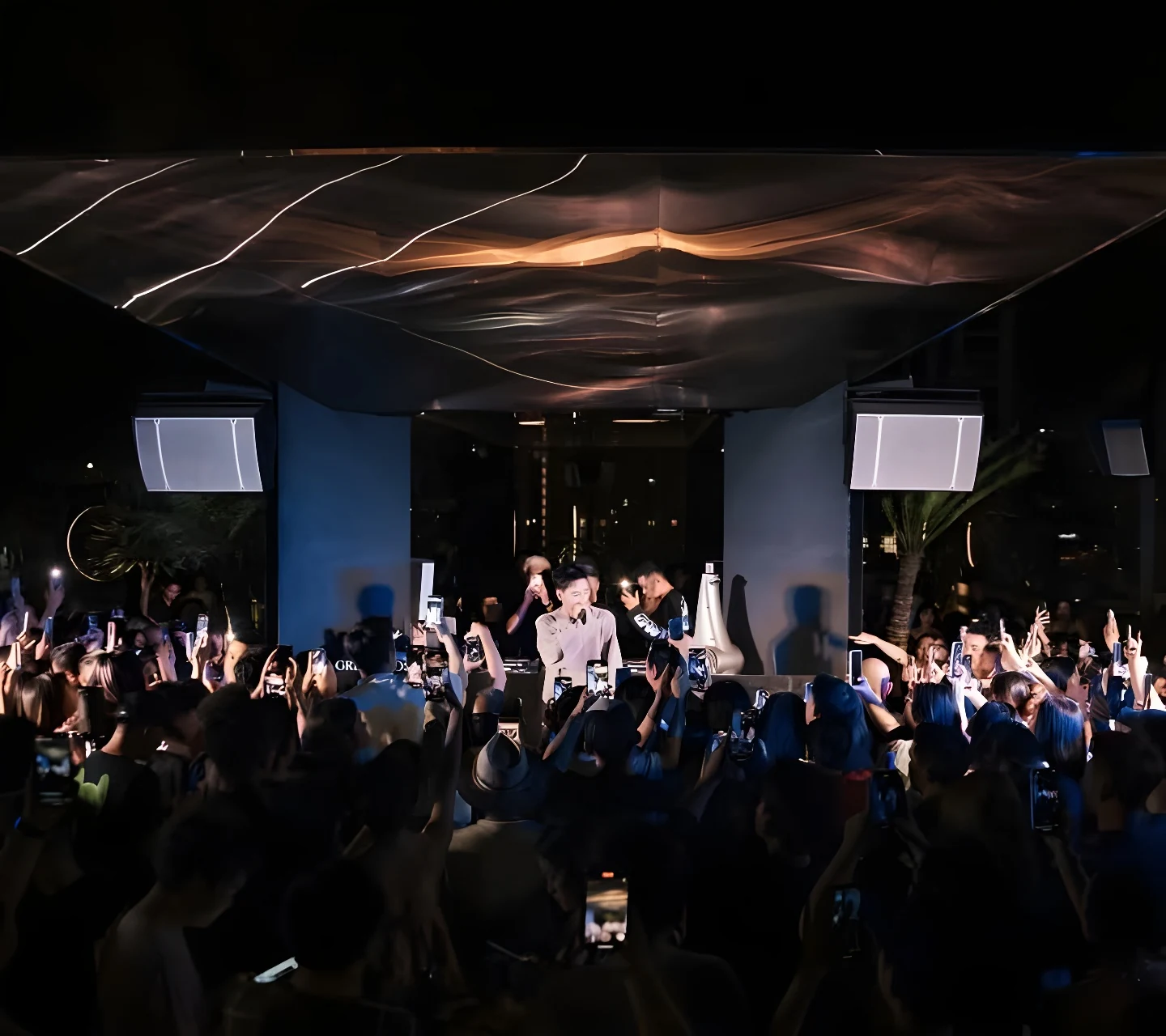 Không khí sky lounge tại Zion